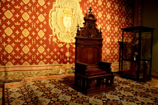 Reconstitution de la salle du trône. Ceci est le trône du Comte de Chambord.